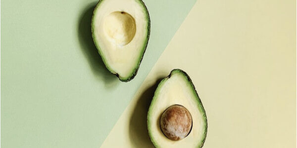 Cum foloseşti uleiul de avocado pentru un ten strălucitor şi un păr sănătos